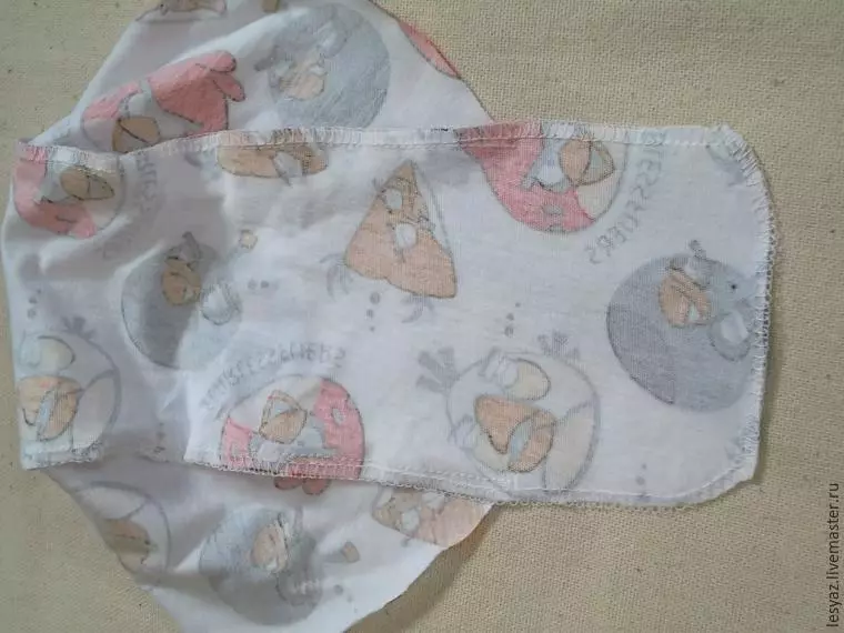 Bandana em sua cabeça com suas próprias mãos para um menino e para uma menina com um vídeo