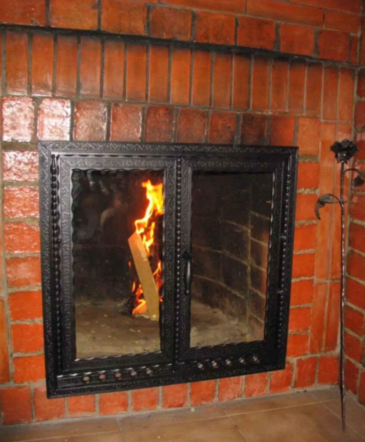 Paghimo usa ka hudno o fireplace nga madanihon nga adunay init nga varnish sa kainit