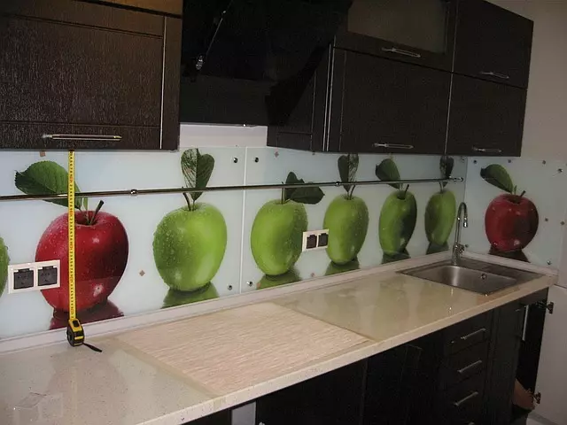 Tạp dề để nhà bếp của kính tự làm