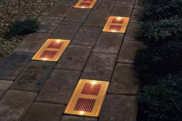 Iluminación solar autónoma en la calle, en el patio, en el país.