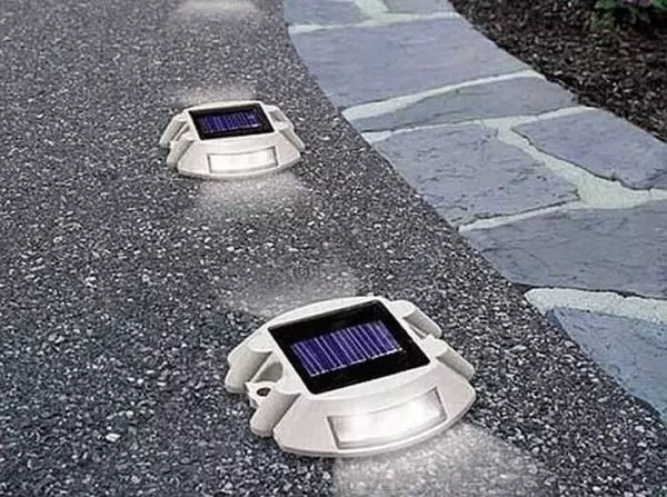 Iluminação solar autônoma na rua, no pátio, no país