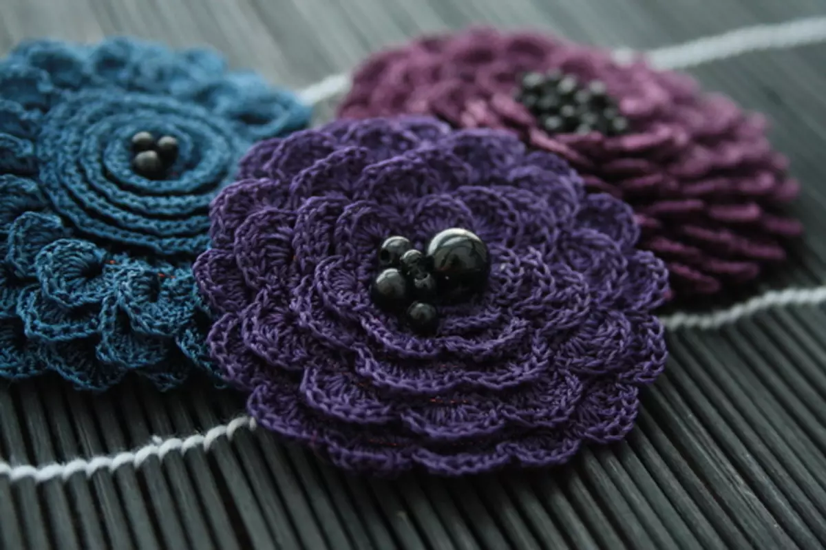 Crochet Brooch: Mga scheme at mga paglalarawan sa mga klase at video ng Master