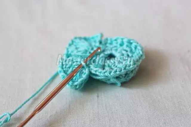 Crochet Brooch: ແຜນການແລະຄໍາອະທິບາຍກັບຫ້ອງຮຽນຕົ້ນສະບັບແລະວິດີໂອ