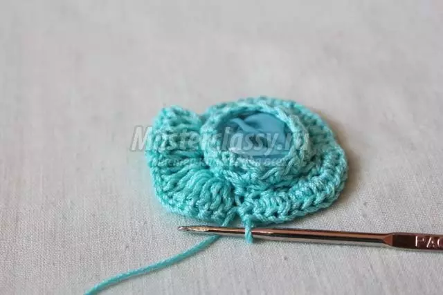 Crochet Brooch: ແຜນການແລະຄໍາອະທິບາຍກັບຫ້ອງຮຽນຕົ້ນສະບັບແລະວິດີໂອ