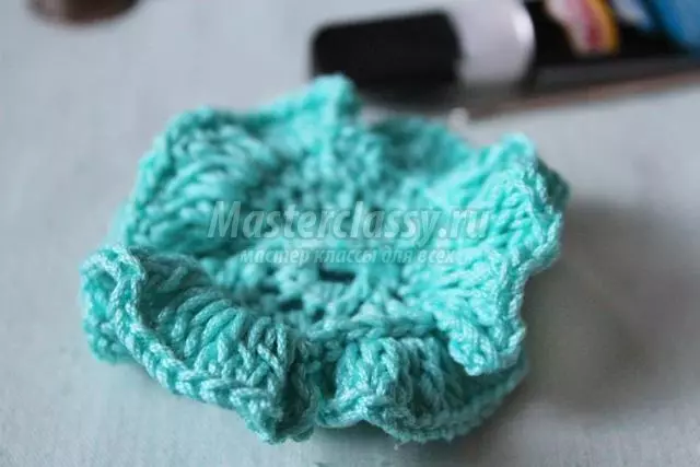 Crochet Brooch: ແຜນການແລະຄໍາອະທິບາຍກັບຫ້ອງຮຽນຕົ້ນສະບັບແລະວິດີໂອ