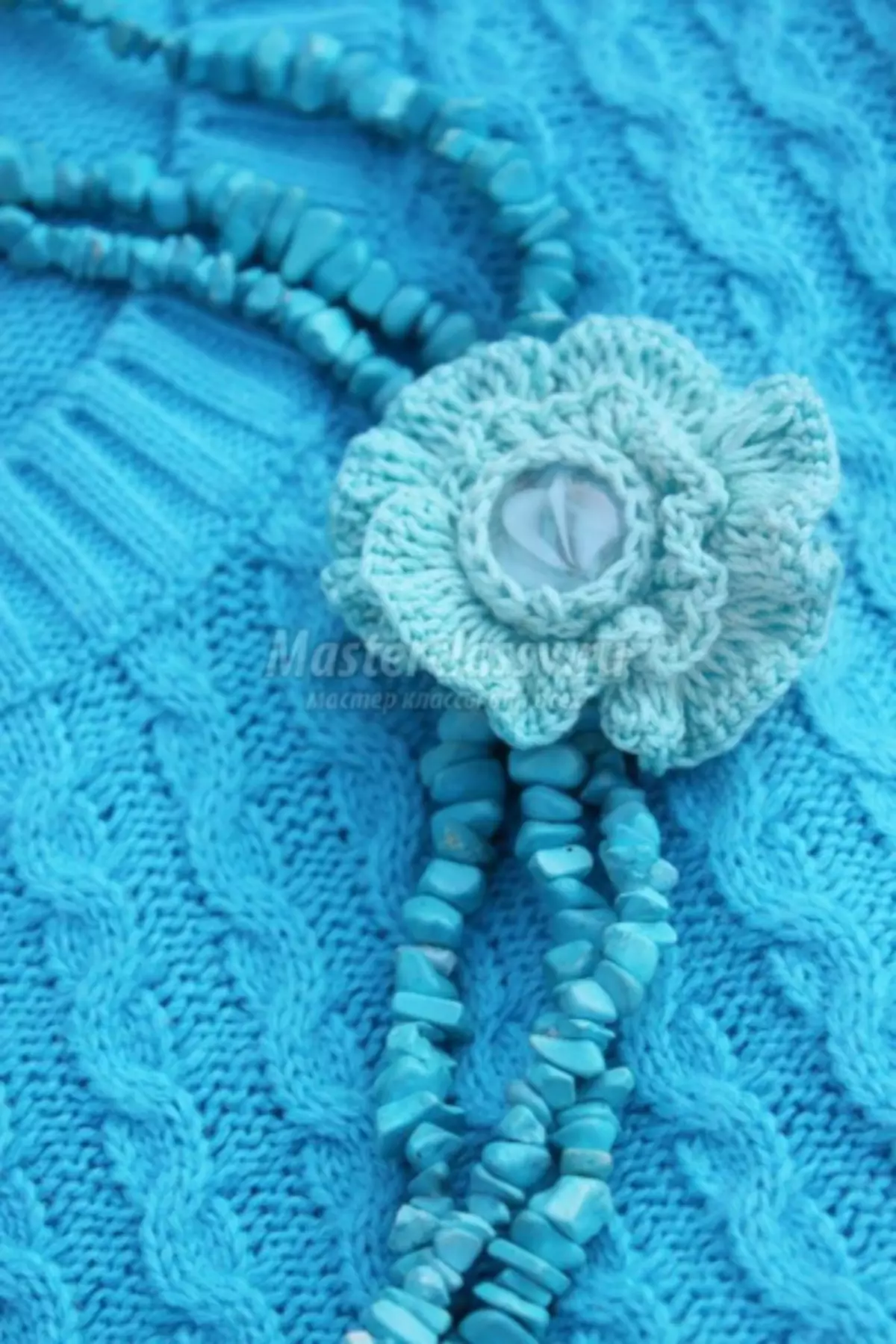 Crochet Brooch: ແຜນການແລະຄໍາອະທິບາຍກັບຫ້ອງຮຽນຕົ້ນສະບັບແລະວິດີໂອ