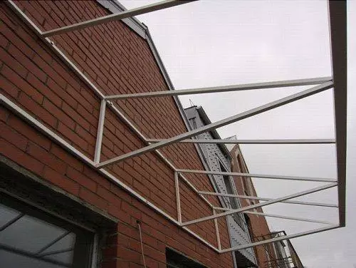 Çati polikarbonate. Si të mbuloni çatinë e polikarbonatit?