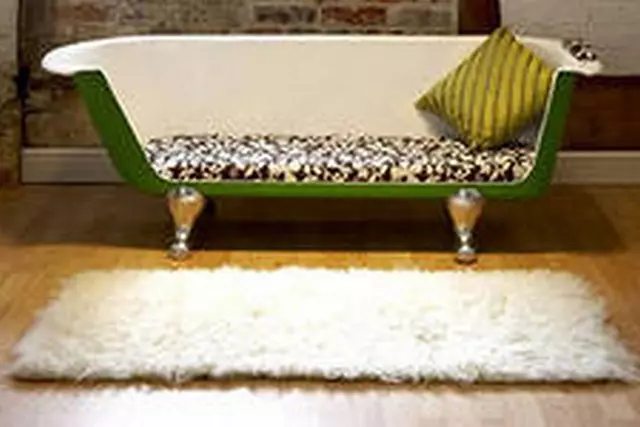 کاٹیج میں پرانے غسل سے کیا کیا جا سکتا ہے: اصل پھول بستر، ایک چھوٹا سا طالاب، ایک آرام دہ سوفی (37 تصاویر)
