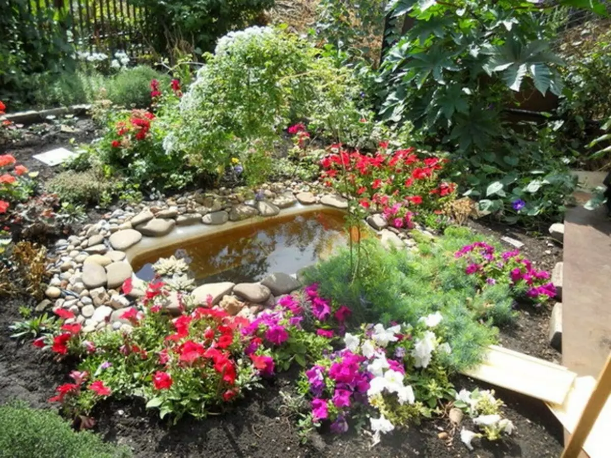 What can be made from the old bath at the cottage: Original flower bed, a small pond, a cozy sofa (37 photos)