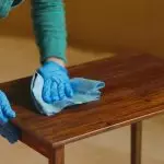 Élimination des égratignures avec des meubles en bois