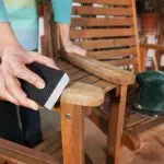 Élimination des égratignures avec des meubles en bois
