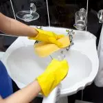 [Va curăța!] Cum să se ocupe de rugină în baie?