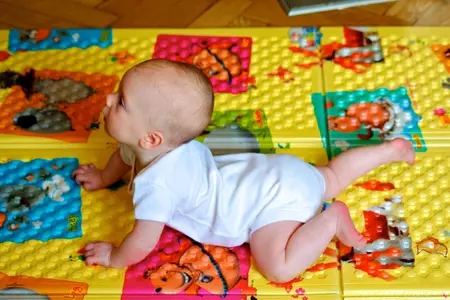 Описание и избор на килим за детски пълзене