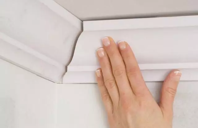 התקנה של פלסטיק פלסטיק על התקרה עם הידיים שלך