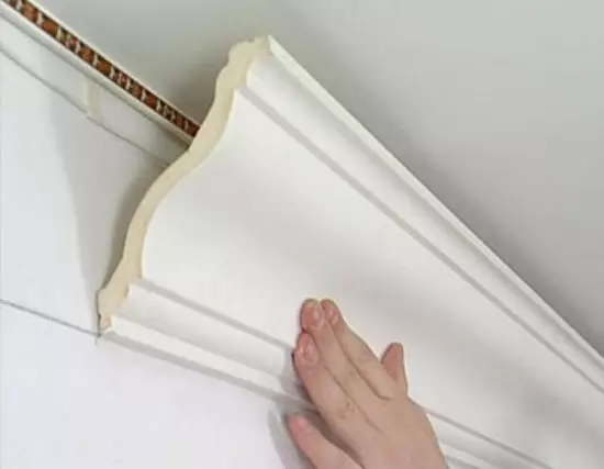 Instalarea de plastic Plinth pe tavan cu propriile mâini