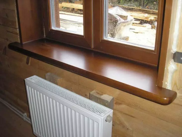 Installeer de vensterbanken en maak een helling in een houten huis met je eigen handen