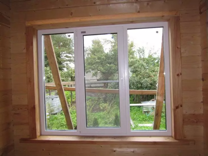 Installeer de vensterbanken en maak een helling in een houten huis met je eigen handen