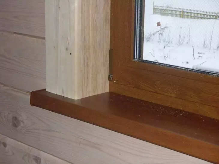 Instale los alféizares de las ventanas y haga una pendiente en una casa de madera con sus propias manos.