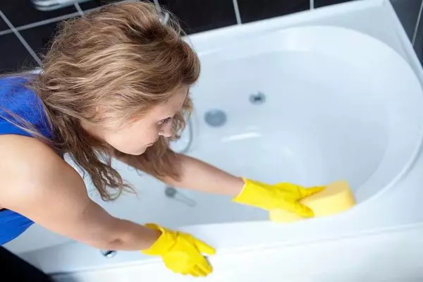 पट्टिका और जंग से स्नान और क्रोम विवरण कैसे साफ करें