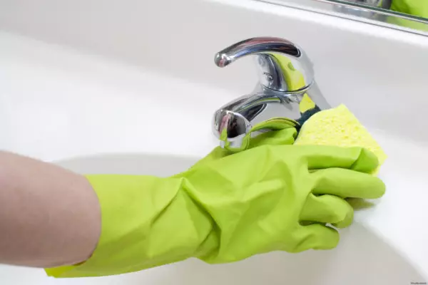 Cara membersihkan detail mandi dan krom dari plak dan karat