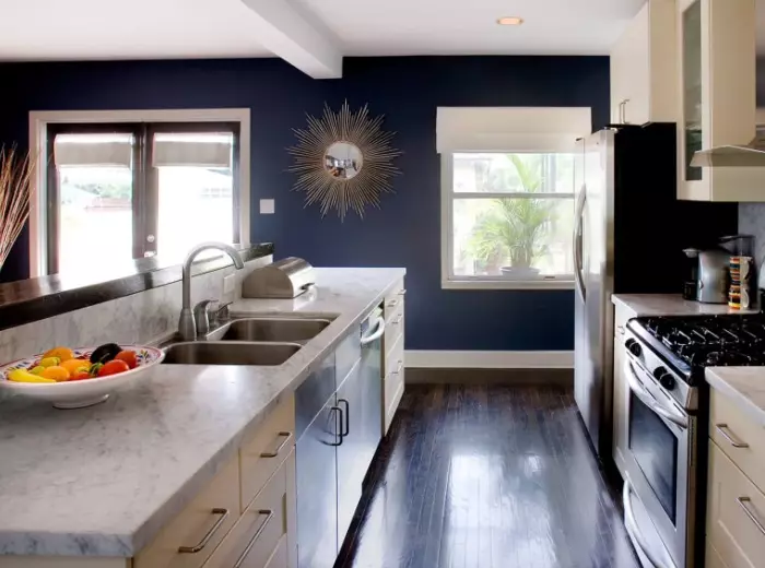Pratique a aplicação da pintura de papel de parede na cozinha