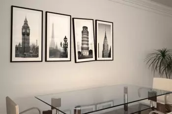 Gražus interjero dizainas su juodais ir baltais paveikslais