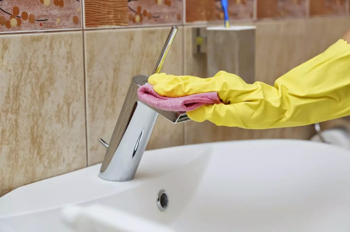 [Va curăța!] Cum să curățați în mod eficient toate macaralele din apartament?