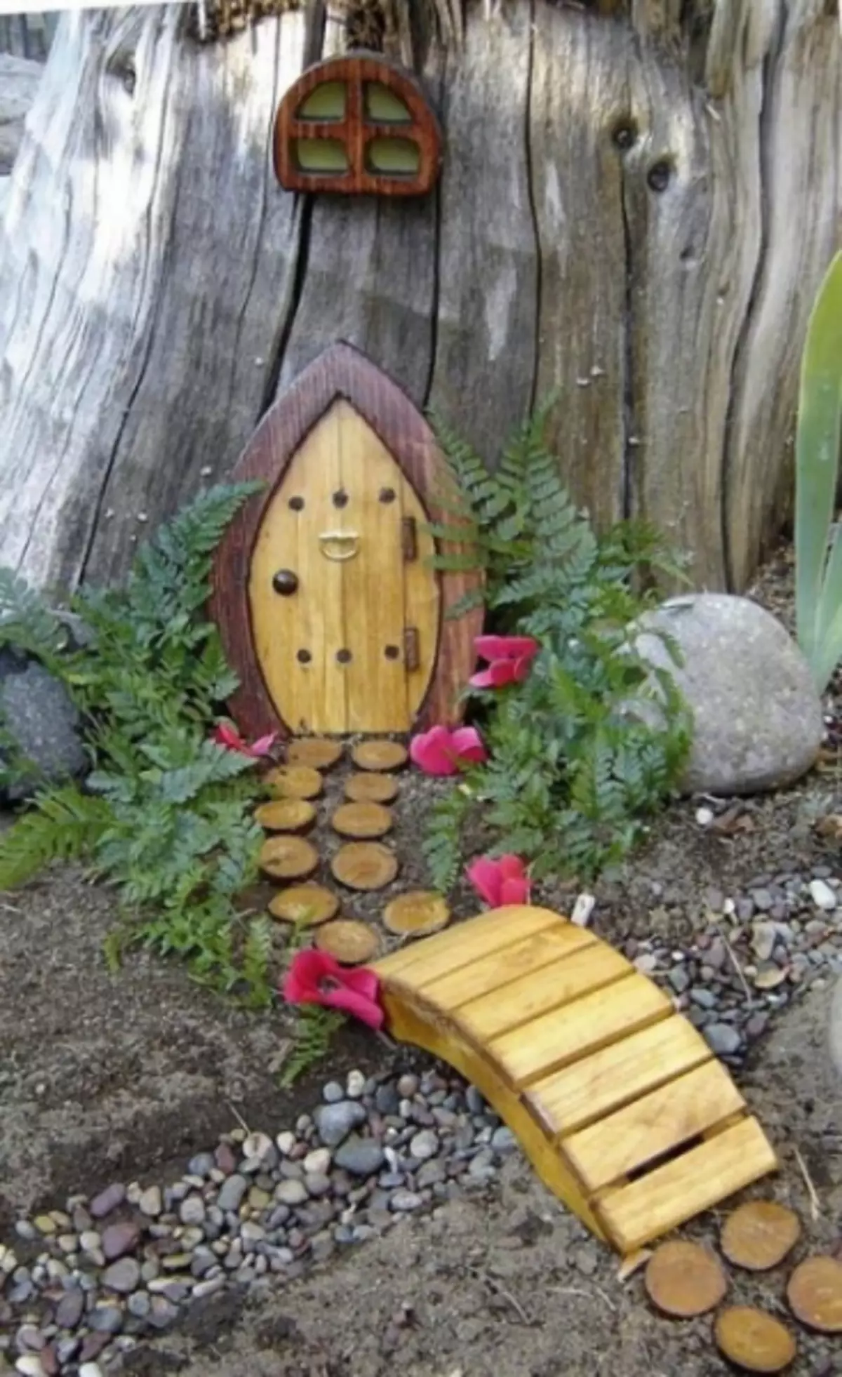 Dominics fejas, elfi un gnomes dārzā pie māja (20 fotogrāfijas)