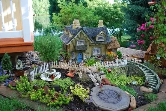 Dominika për fairies, kukudhët dhe gnomes në kopsht në vilë (20 foto)