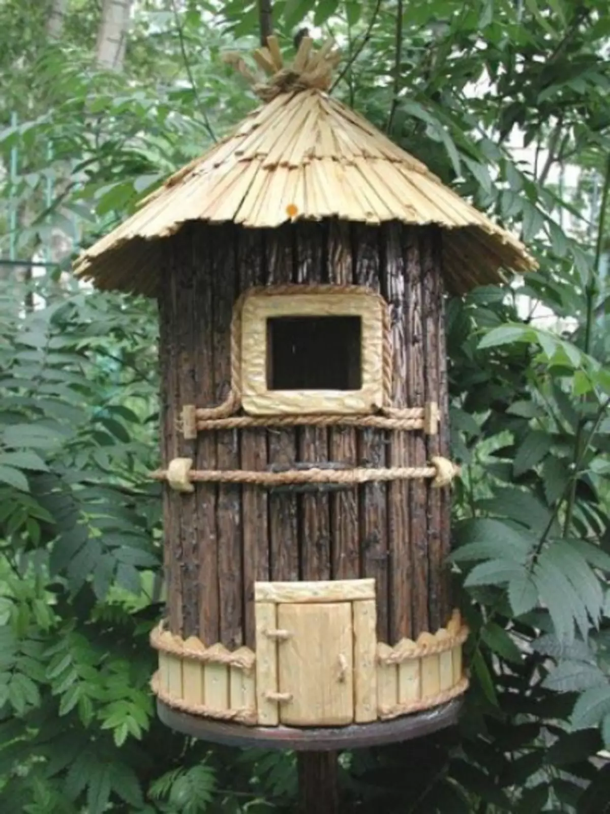 나라 또는 마당에있는 Birdhouse를 어떻게 만드는가? (41 장의 사진)