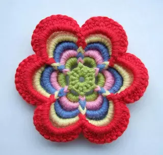 Pequeño crochet de flores con esquemas y descripción paso a paso.