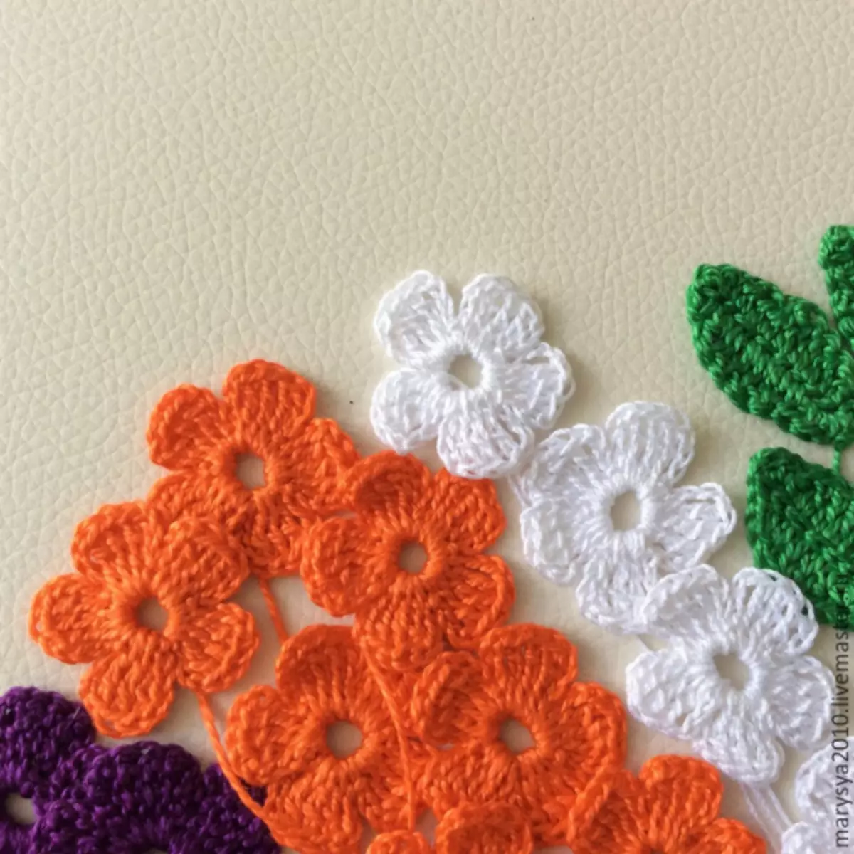 योजना आणि चरण-दर-चरण वर्णन सह लहान फुले crochet