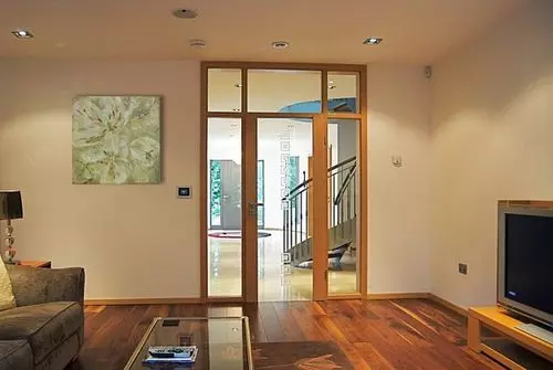 Cara menempatkan bingkai pintu dalam gaya modern