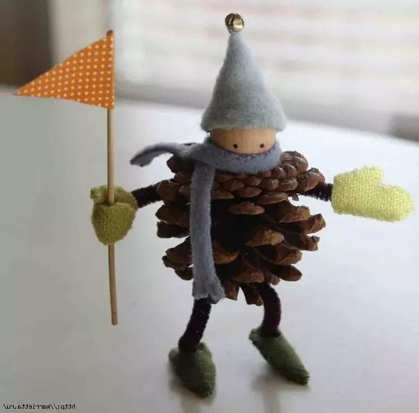 来自锥体的工艺品：有什么可以用云杉和松树锥体与儿童（100张）