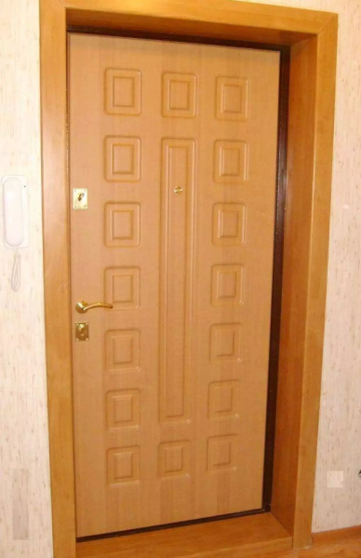 Отделка входной двери в квартире