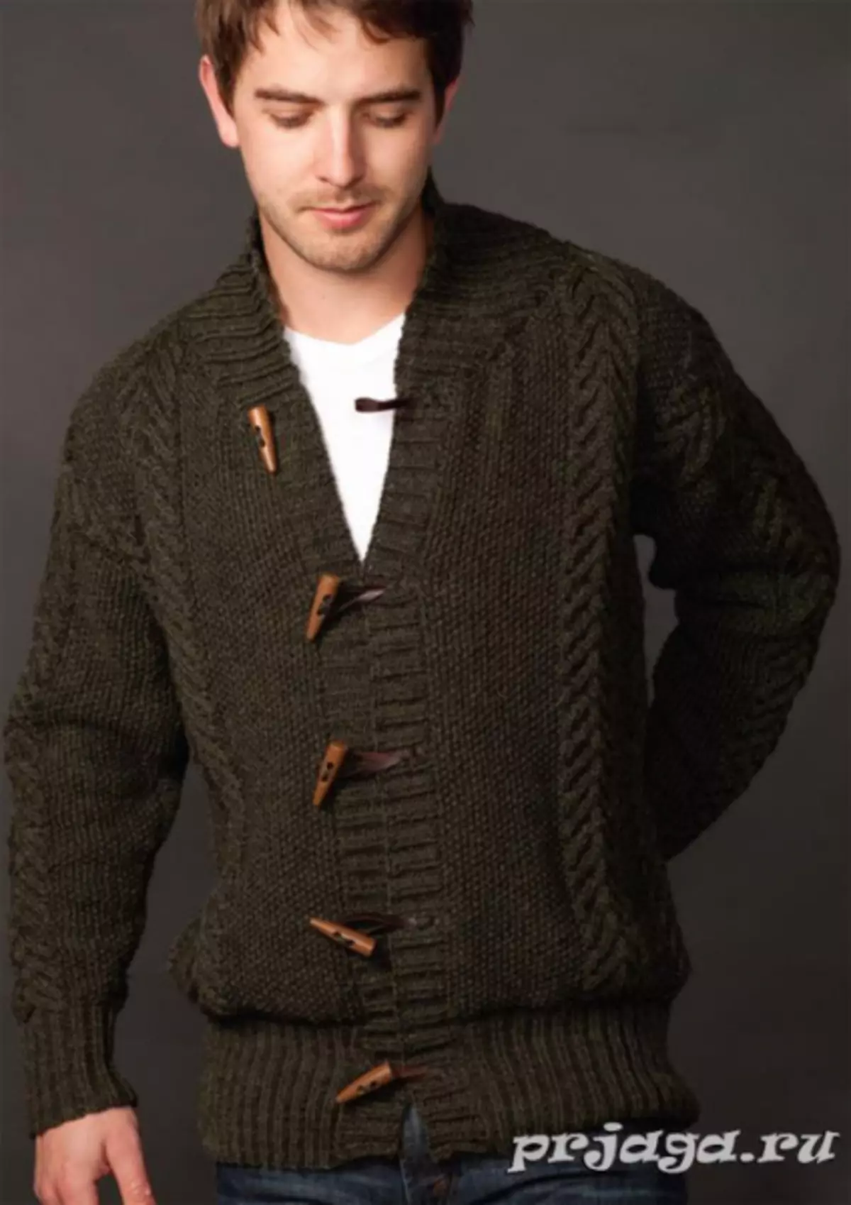 Cardigan lavorato a maglia maschile con un cappuccio: schemi con foto passo-passo