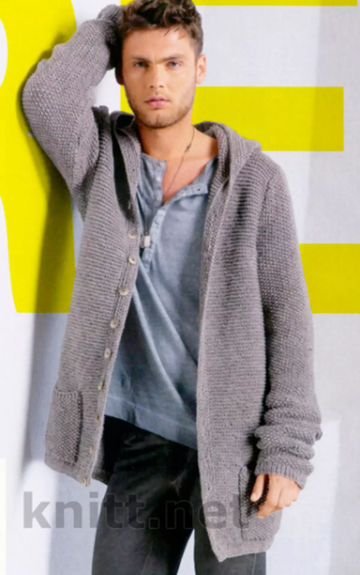Muž pletený svetr s kapucí: schémata s krokem za krokem