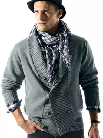 雄性针织的羊毛衫用引擎盖：方案与逐步的照片