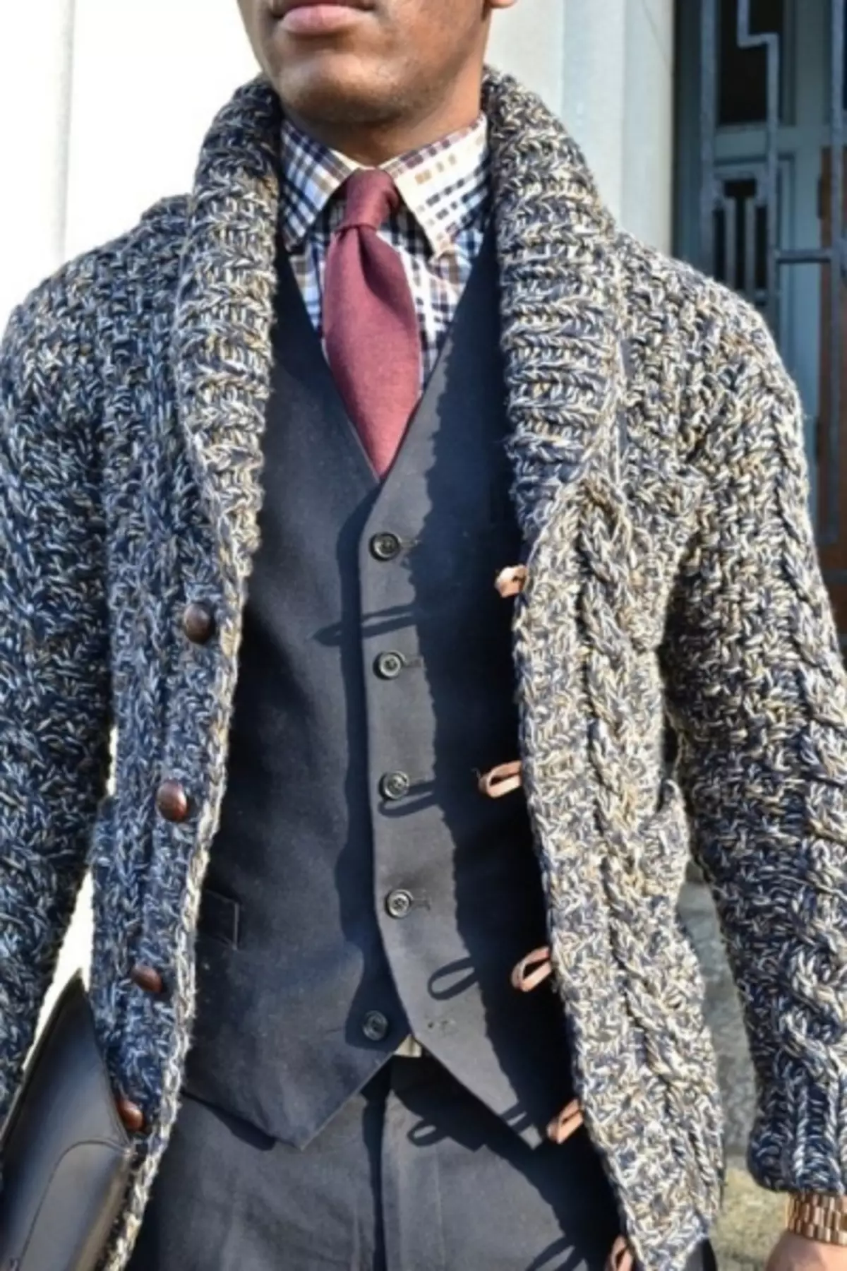 Cardigan mâle tricoté avec une hotte: schémas avec des photos étape par étape