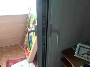 Инсталирање двострана рачка на вратата на балкон