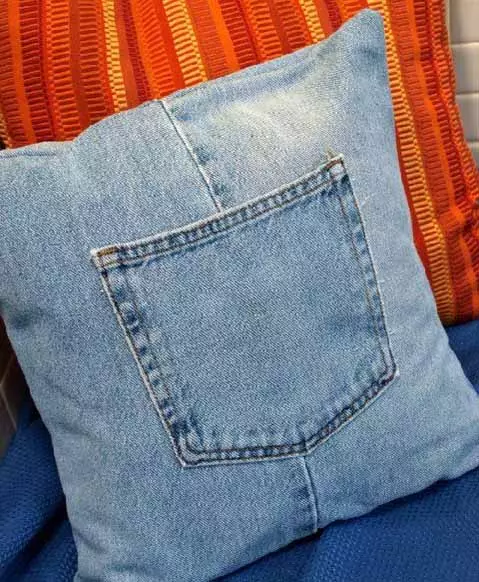 Gối từ quần jean cũ: Từ đơn giản đến bản gốc