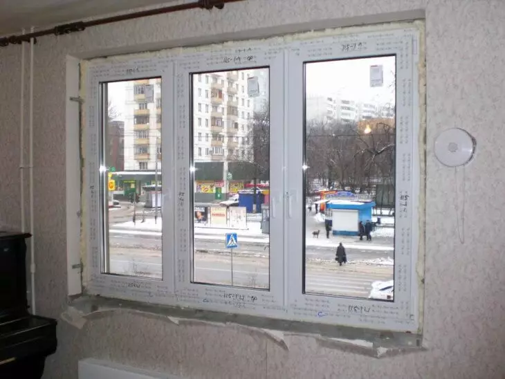 Installazione di davanzali da finestra e pendii su finestre in plastica