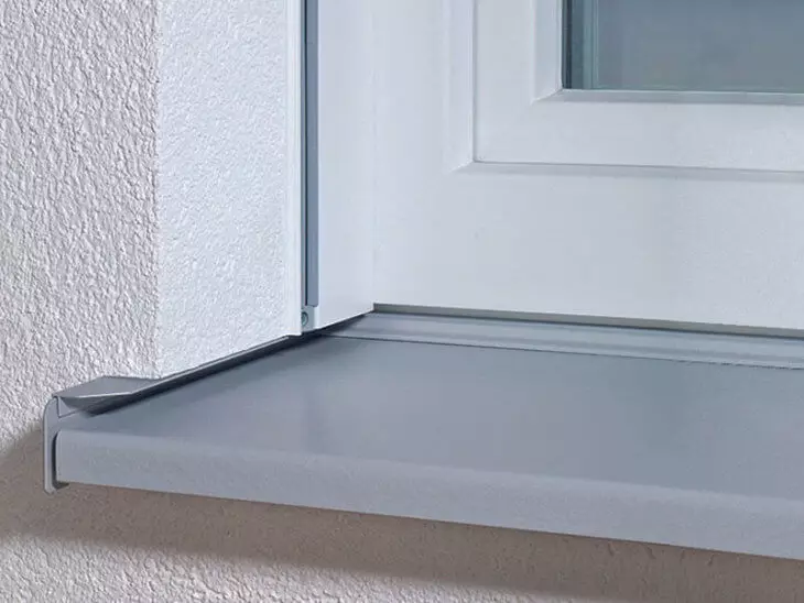 Pag-install ng window sills at slope sa plastic windows.