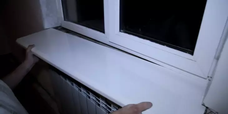 Namestitev okenskih polic in pobočjih na plastičnih oknih