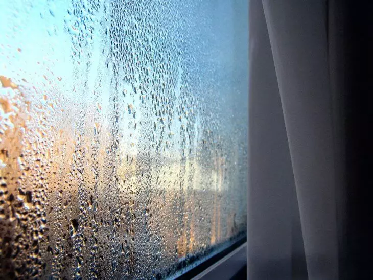 Waarom zweet plastic ramen in het huis en hoe je het te vermijden?