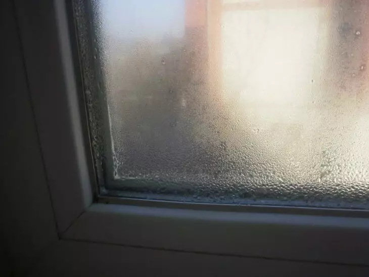 Miksi muovi ikkunat talossa hiki ja miten välttää sitä?