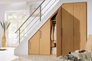 Bagaimana cara membuat lemari pakaian di bawah tangga?