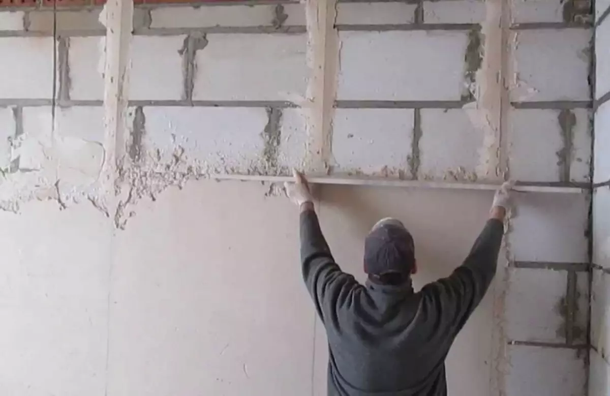 Jak tynkować beton napowietrzany - technologia stosowania tynku na ścianach betonowych napowietrznych