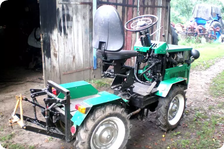 Homemade Tractor Belt 4 + 4 dengan tangan Anda dengan mesin dari OKI